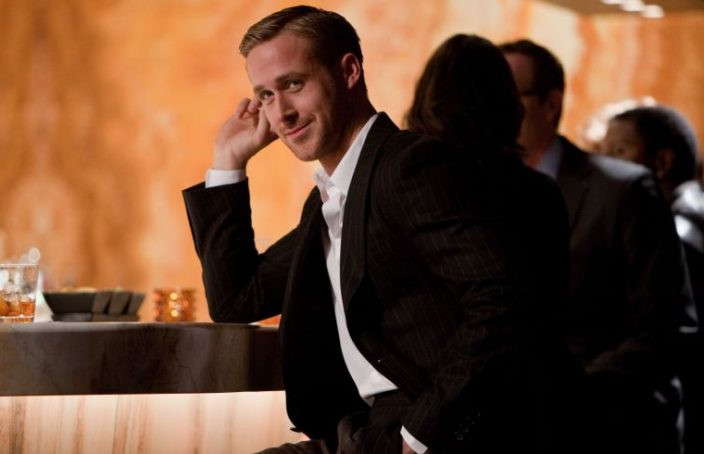 如何用肢体语言激发女生的兴趣