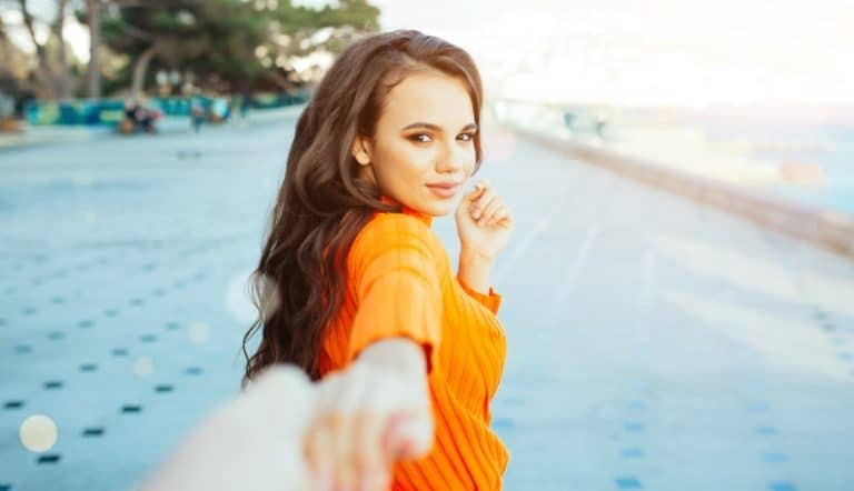 倔强女孩：35个让她魅力四射的性格特质！