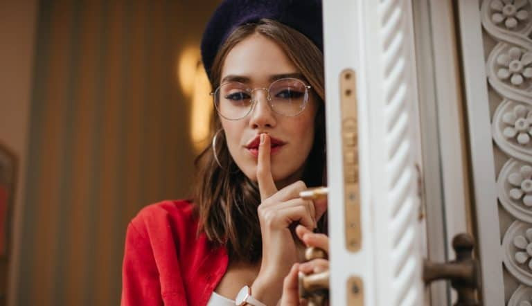 女生为什么会撒谎？识别女友说谎的15个隐秘信号