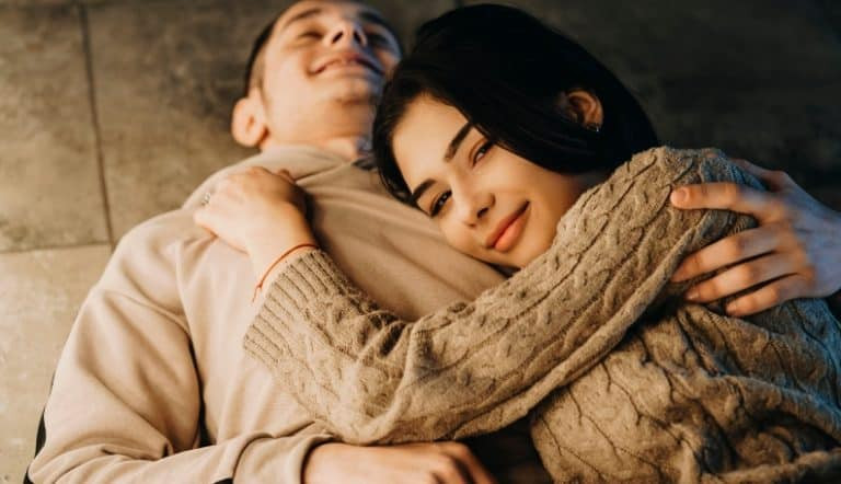 她爱我吗？39个甜蜜信号告诉你她深深爱着你